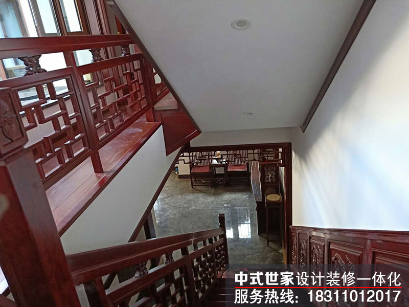 简约中式别墅楼梯口楼梯木制品的安装展示