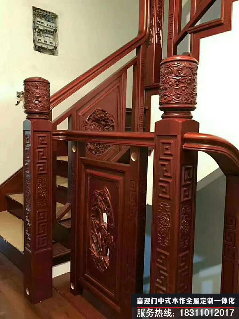 喜迎门中式实木楼梯雕刻精细