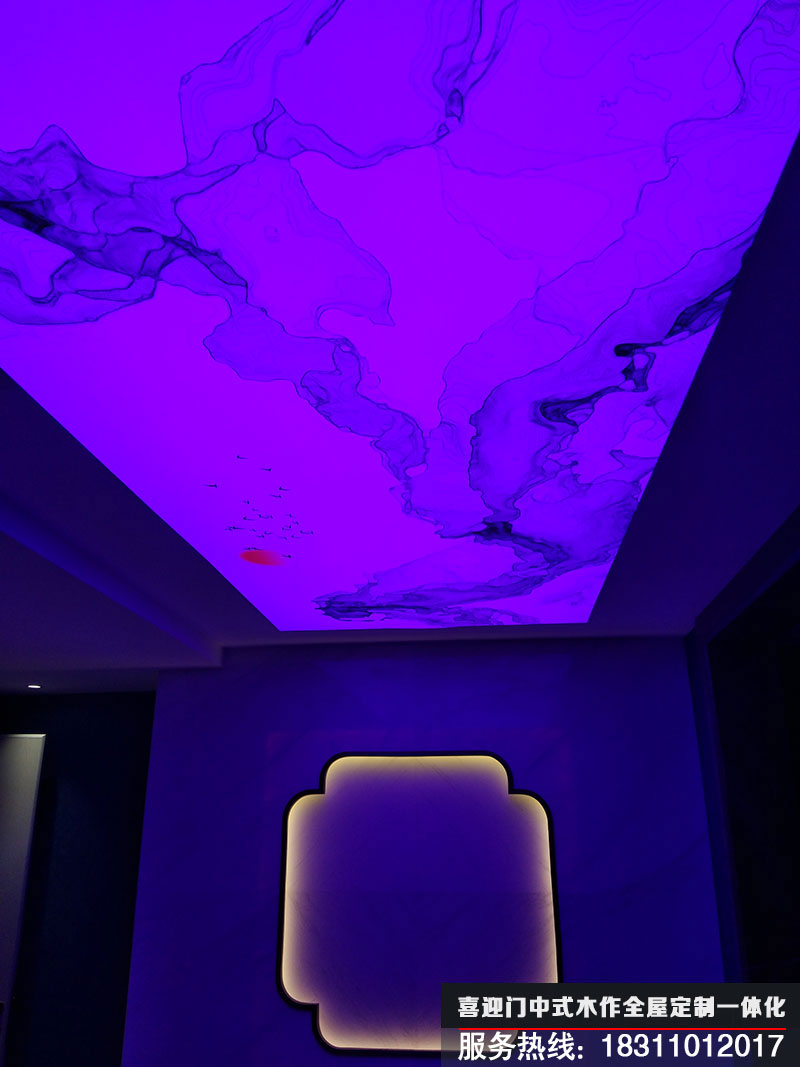 别墅娱乐影音室的吊顶的灯光效果展示