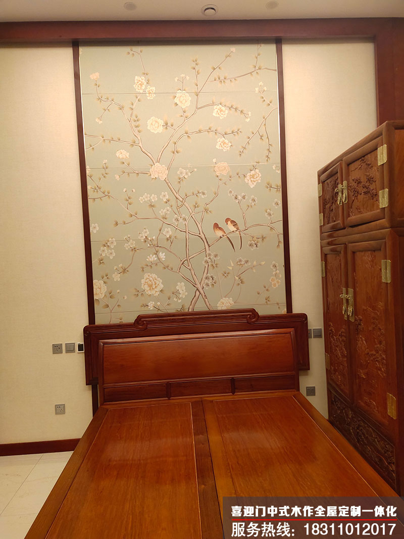 四合院卧室的中式实木床和中式柜子的摆放
