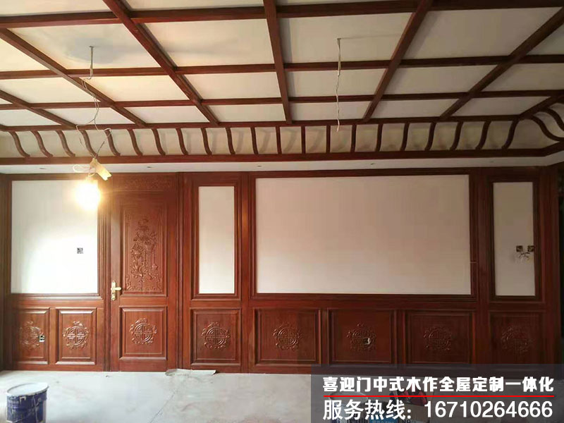 中式别墅客厅电视背景墙的花格装饰
