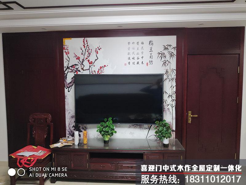 客厅电视背景墙以古典红木家具展示效果图