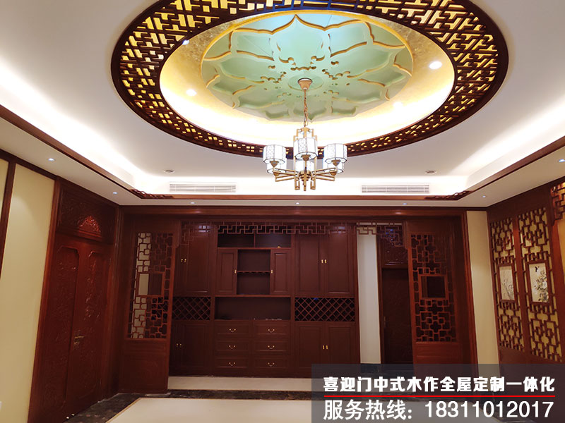 会所室内的中式酒柜以及中式花格和中式木门的安装效果