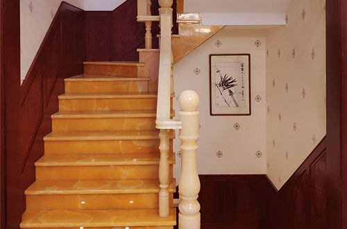 中式别墅室内汉白玉石楼梯的定制安装装饰效果