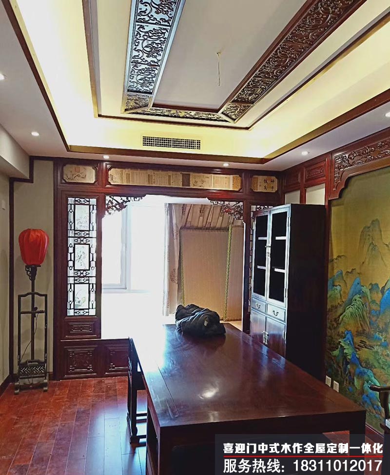 别墅书房在中式花格等木作安装后展示效果