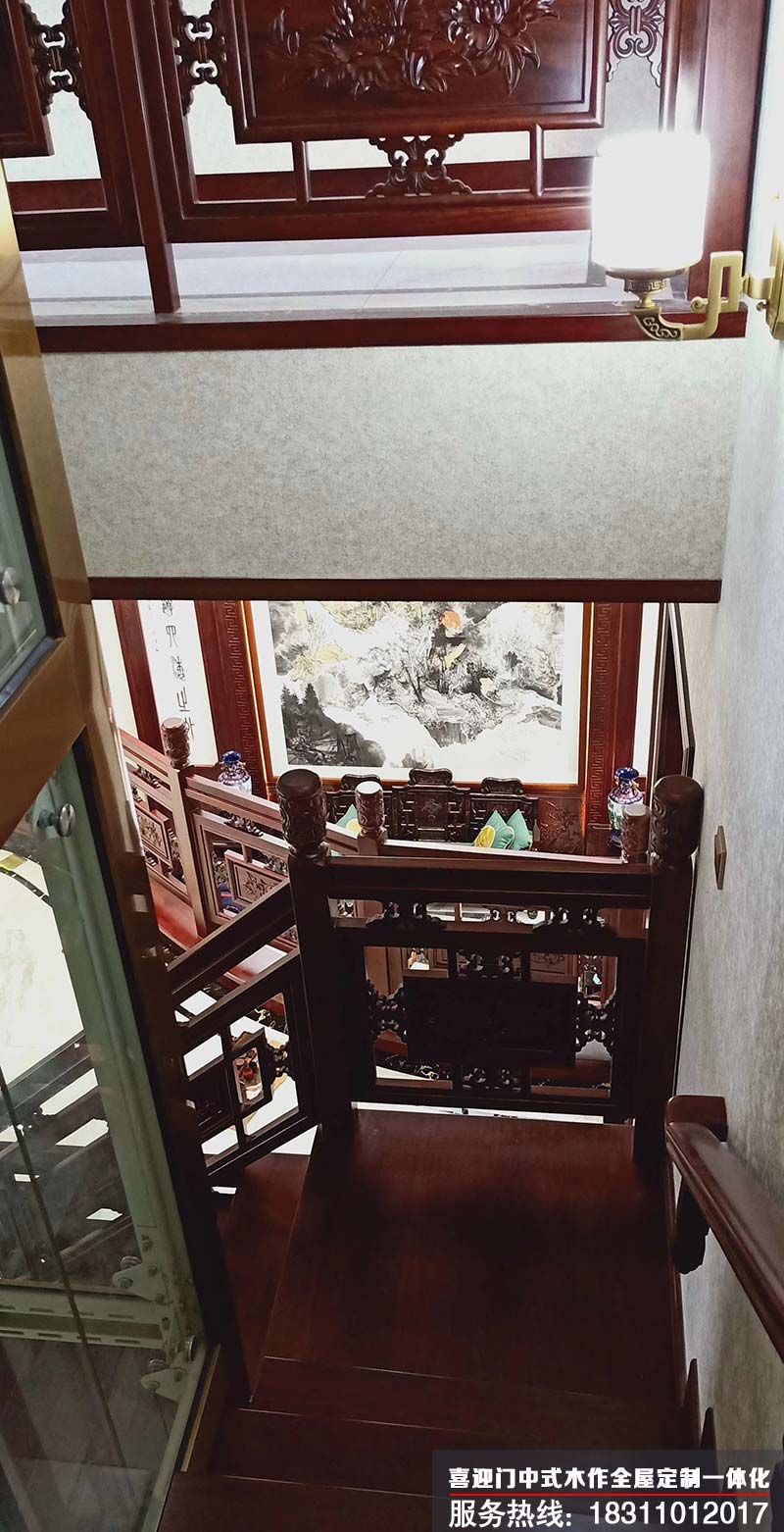 别墅中式木制楼梯以及中式护栏的安装效果展示