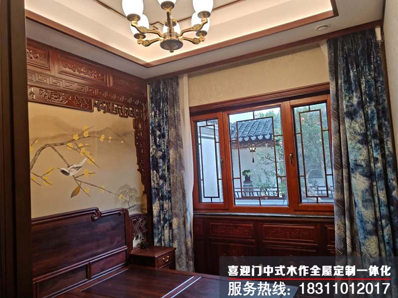 别墅卧室里除了中式大床还配以中式门窗以及中式护墙板的配饰