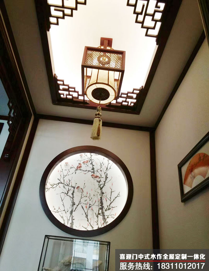别墅走廊玄关处的中式花格吊顶展示效果