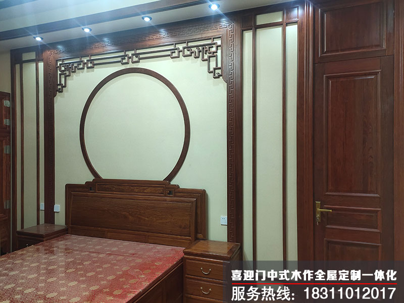 中式别墅卧室床头背景墙花格装饰