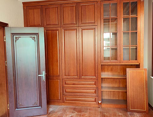 中式家庭装修里定制的实木衣柜效果图